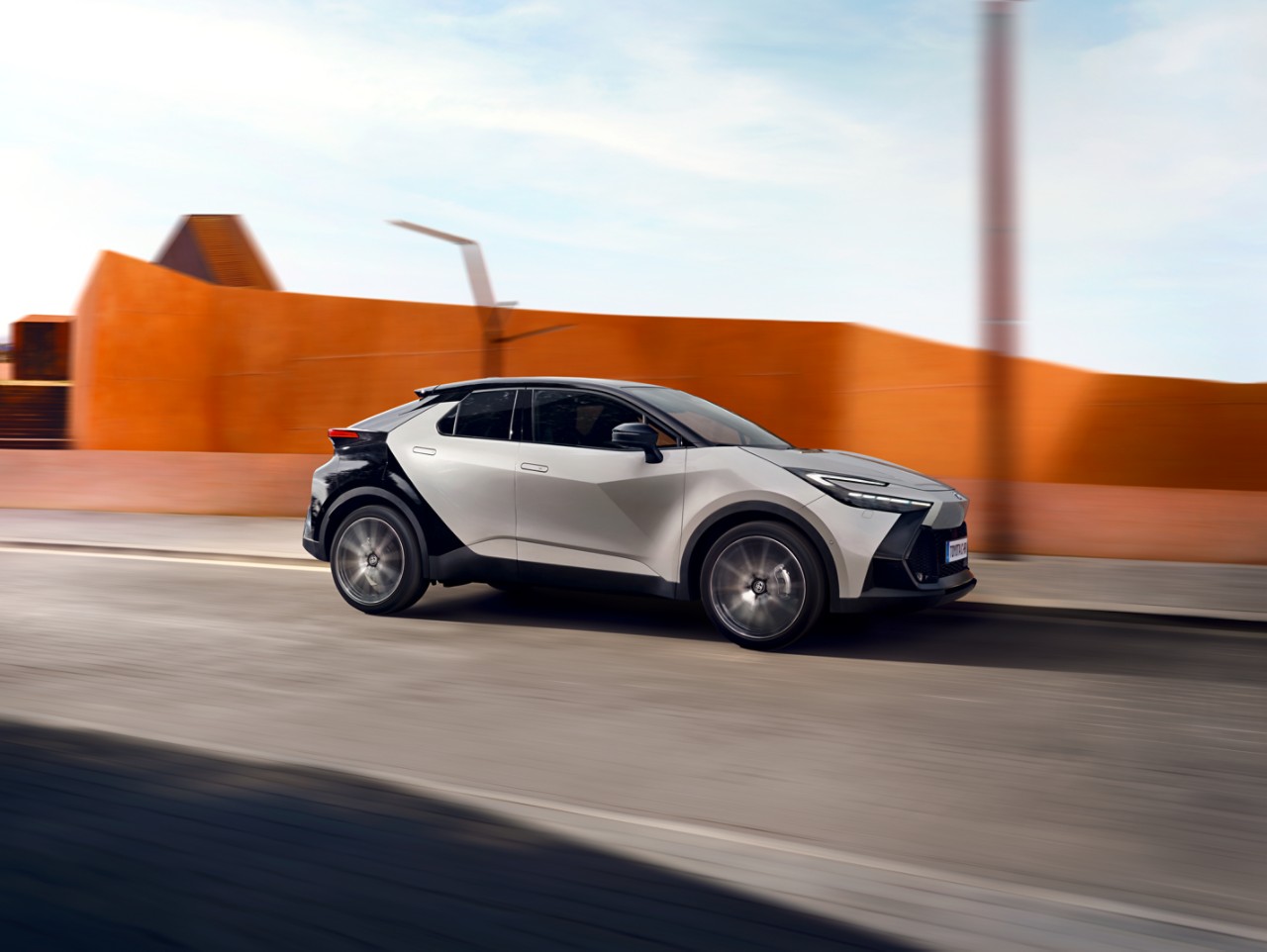 Новата Corolla Cross | Тойота Хибрид SUV | Toyota България